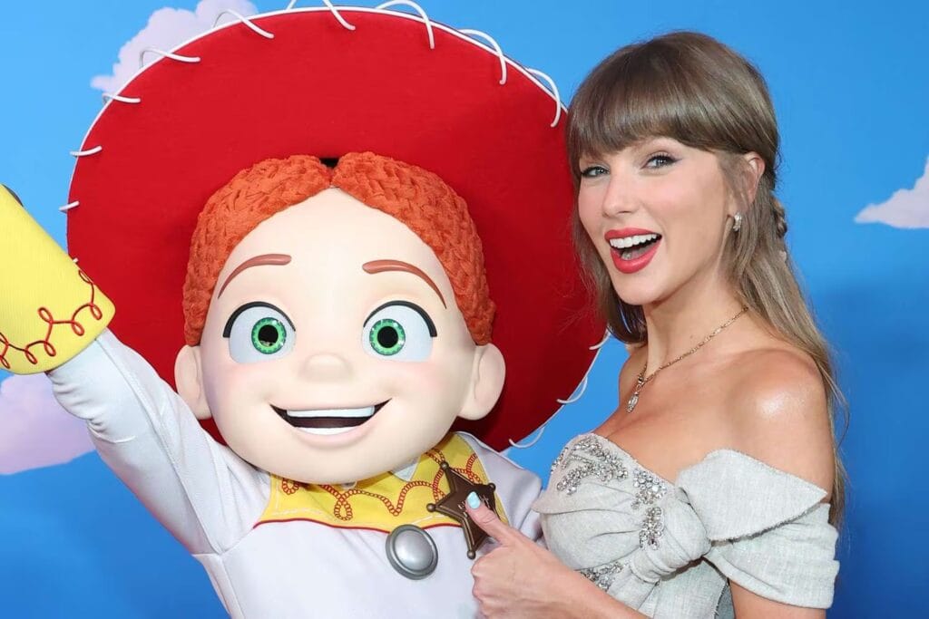 Tom Hanks revela que canción de Taylor Swift para Toy Story 5 fue ‘alto secreto’ hasta última hora