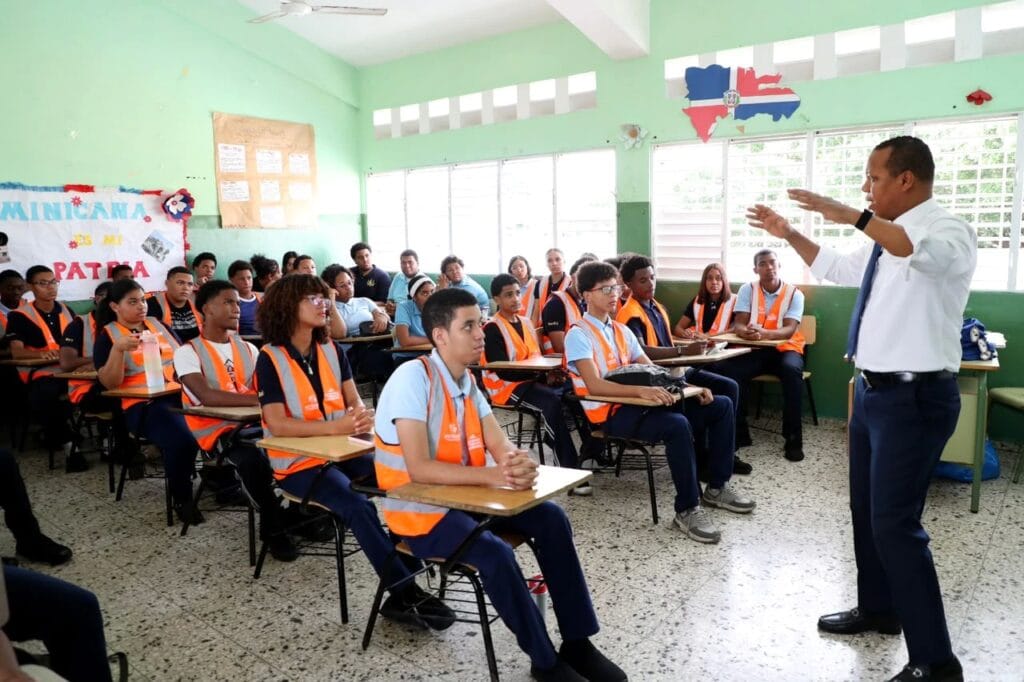 Director del Intrant imparte clases de educación vial a estudiantes de sexto de bachillerato