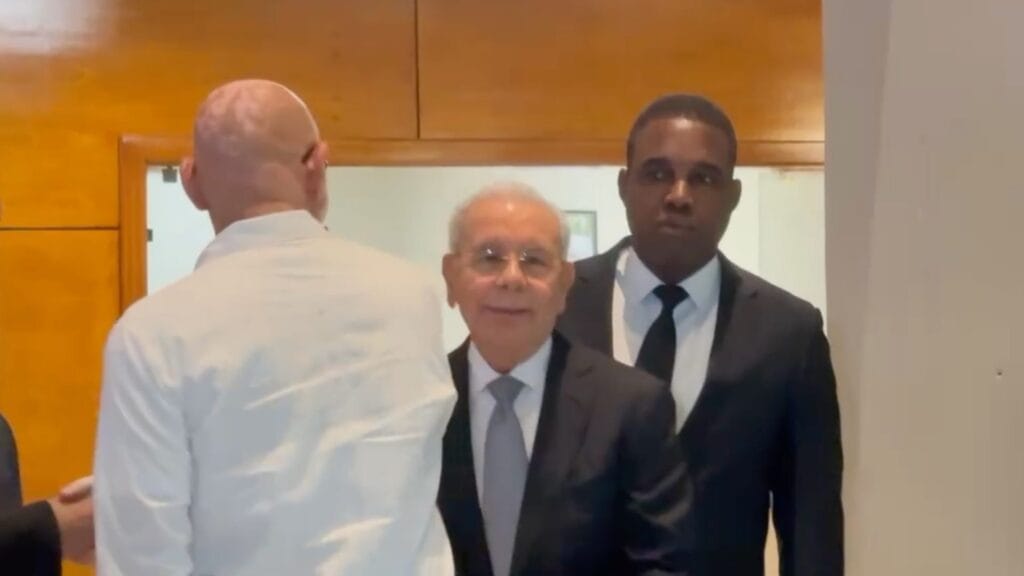 Danilo Medina acude al velatorio de Luis Inchausti Rivera; no ofrece declaraciones