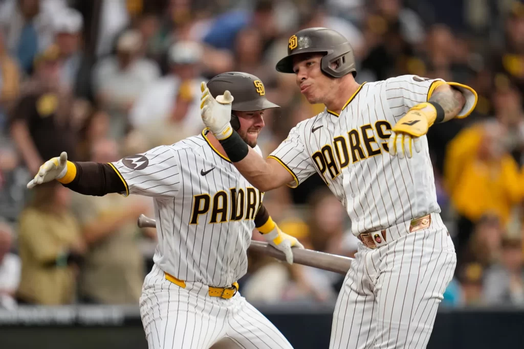 Padres despiertan tarde y vencen 6-2 a los Reds