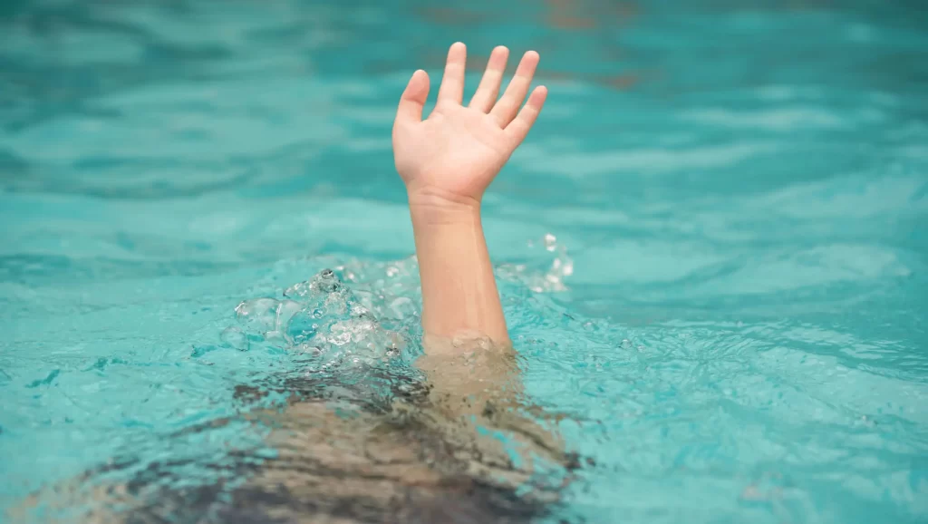 Investigan muerte de niño por presunto ahogamiento en centro recreativo