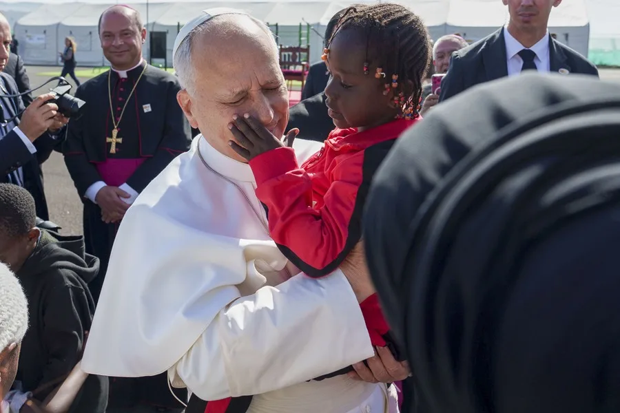 Papa León XIV pide integración plena de los migrantes y condena el tráfico de personas