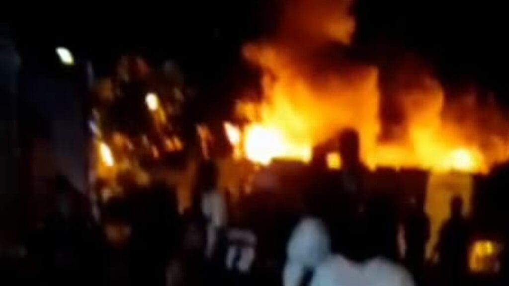 Se registra incendio en sector Cancino Adentro afectando negocios y vehículos