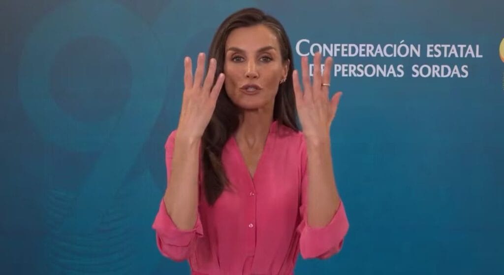 Reina Letizia usa lengua de signos en homenaje a la CNSE por sus 90 años