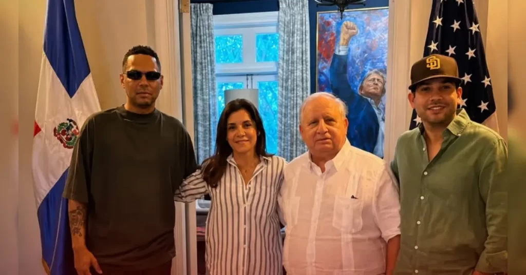 Santiago Matías y Leah Campos visitan al doctor Fadul