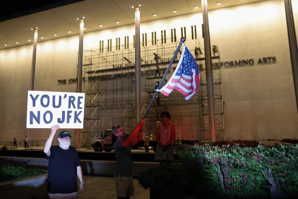 Juez ordena eliminar el nombre de Trump del Centro Kennedy en Washington