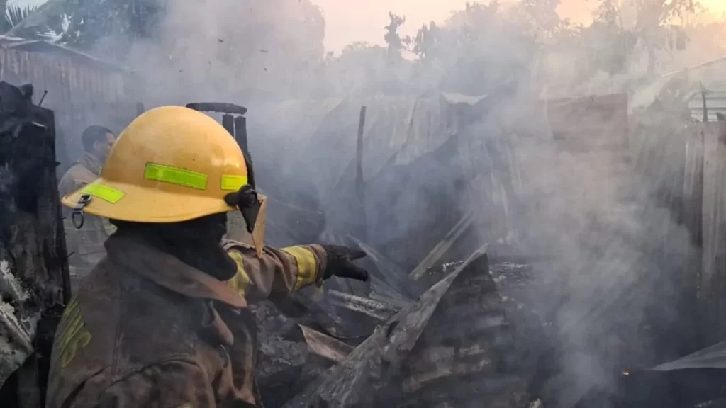Incendio destruye vivienda en Sabana Grande de Boyá y deja a una familia sin pertenencias