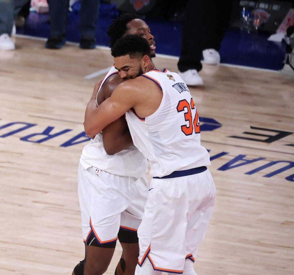 Knicks remontan 29 puntos sobre Spurs y quedan a una victoria de ser campeones NBA