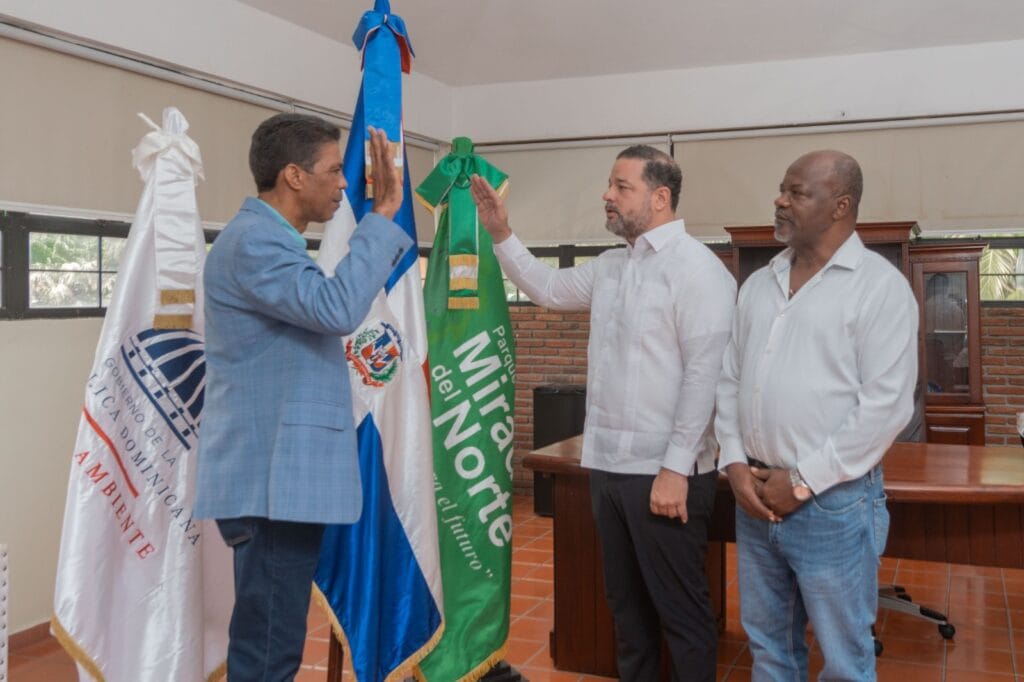 Ministro Paíno Henríquez juramenta nuevo director del Parque Mirador Norte