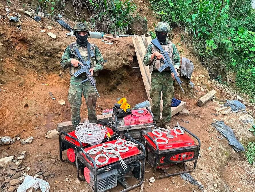Fuerzas Armadas destruyen infraestructura de minería ilegal y afectan economía criminal en cuatro provincias de Ecuador