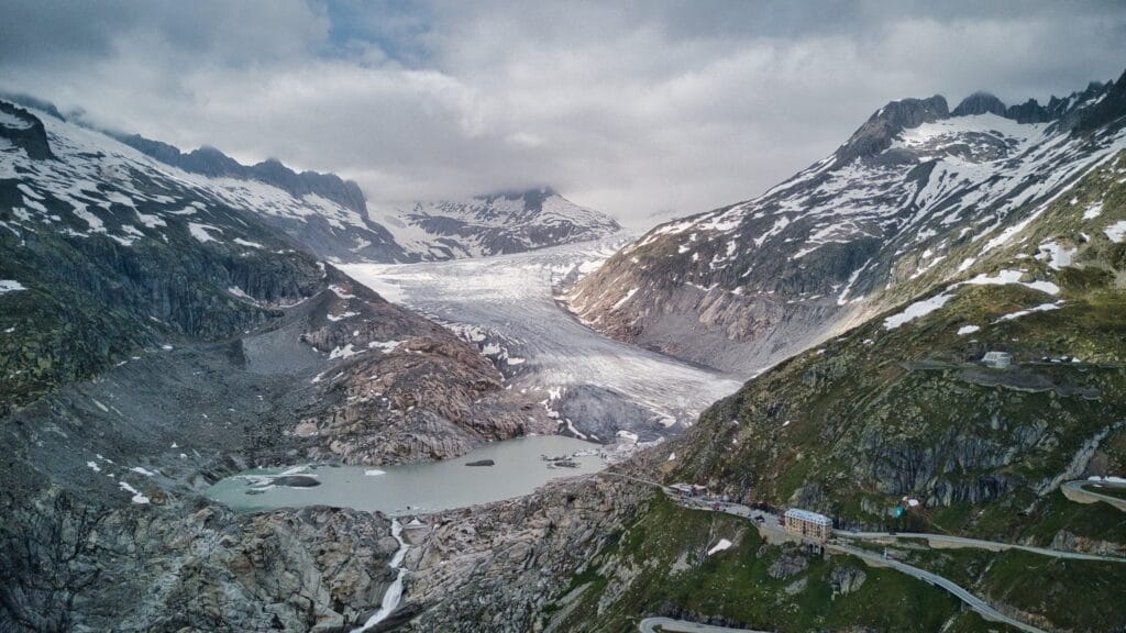 Furka, la ruta alpina de 2.429 metros que inmortalizó James Bond en 1964