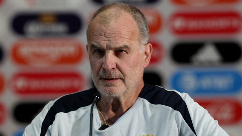 Bielsa previo al debut de Uruguay: caos aéreo y bajas sensibles