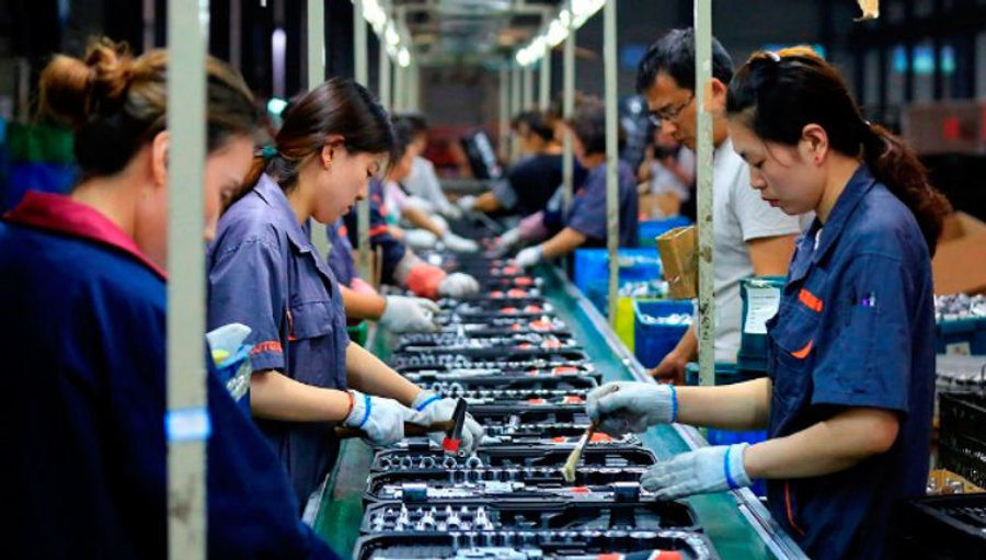La producción industrial sube en China mientras el consumo cae por primera vez desde 2022