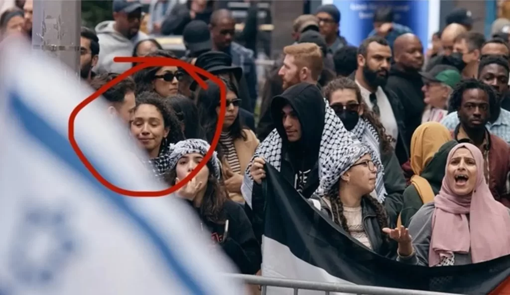 Cuestionan a Ávila Chevalier por asistir a protesta del 8 de octubre en Times Square