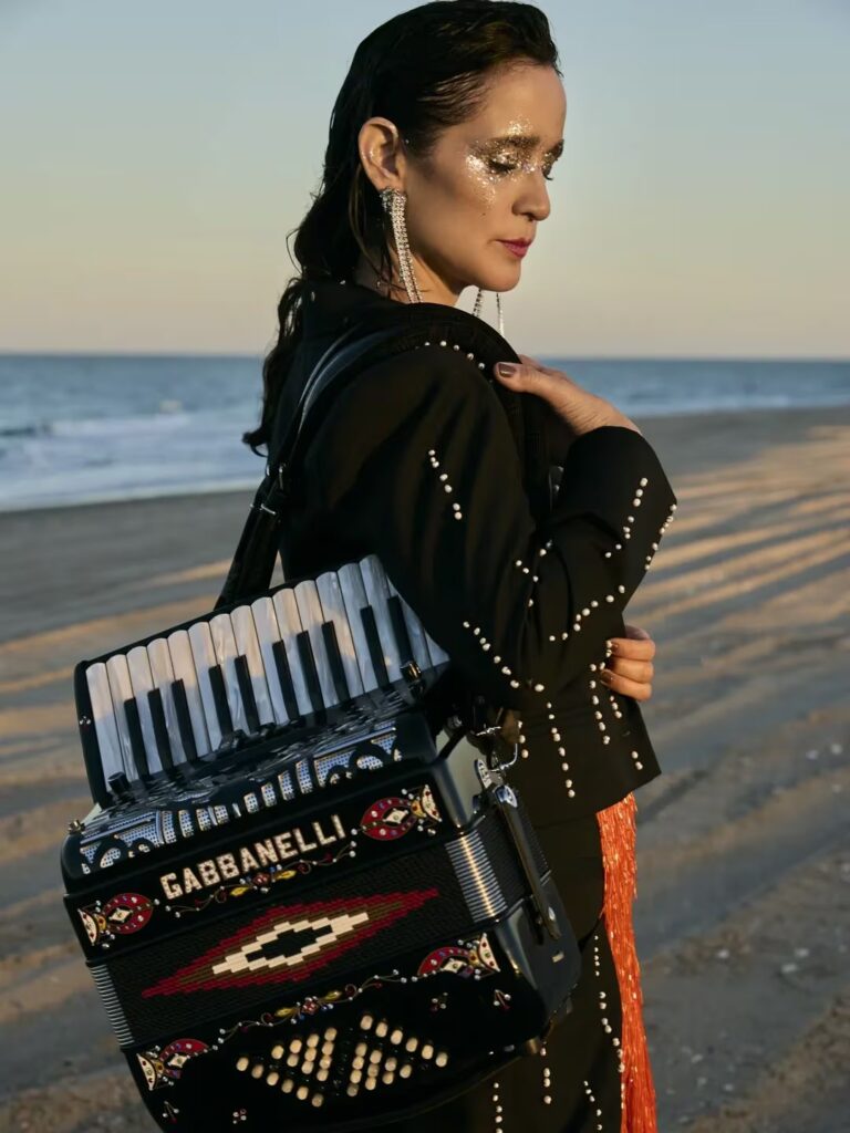 Julieta Venegas regresa al Auditorio Nacional en medio de la polémica