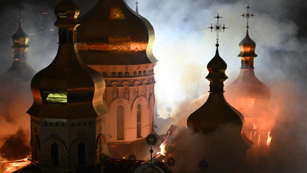 Ataque ruso deja al menos 11 muertos y una catedral en llamas