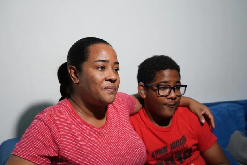 Madre pide apoyo para implante coclear de su hijo adolescente