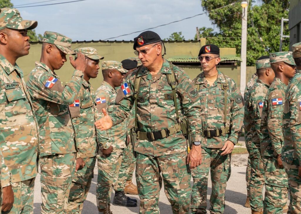 Comandante del Ejército supervisa puestos militares en la frontera sur