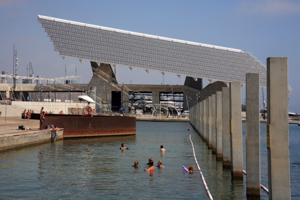 Barcelona renueva su piscina salada gratis: isla para aves y chiringuito sin alcohol