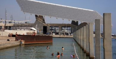 Barcelona renueva su piscina salada gratis: isla para aves y chiringuito sin alcohol