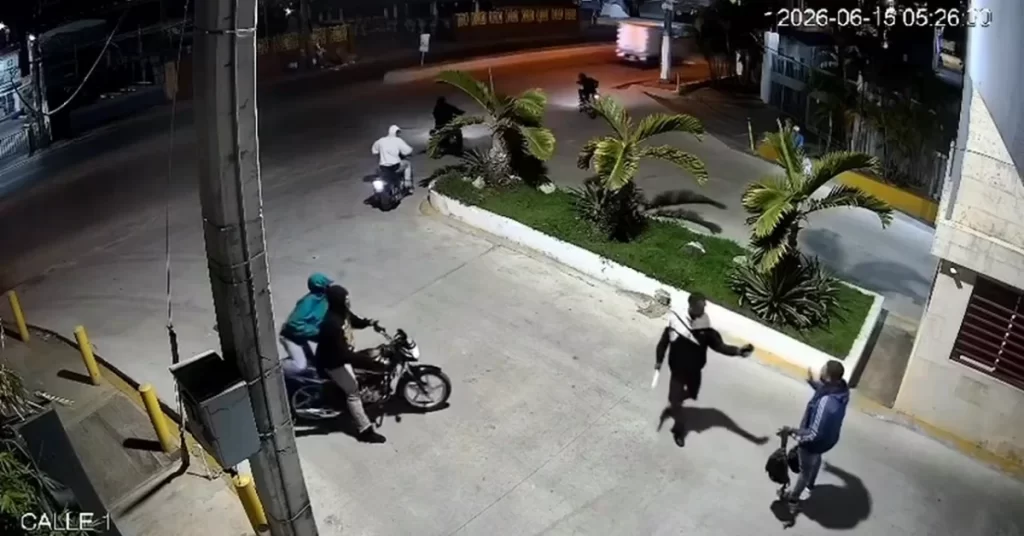 Grupo de individuos interceptan a joven en la Avenida Jacobo Majluta