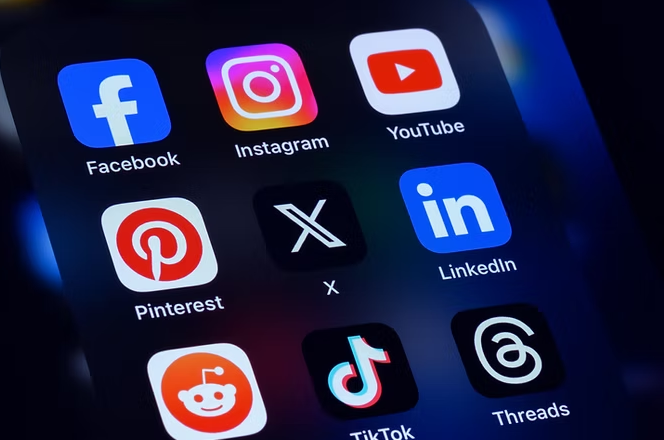 Reino Unido prohibirá redes sociales a menores de 16 años