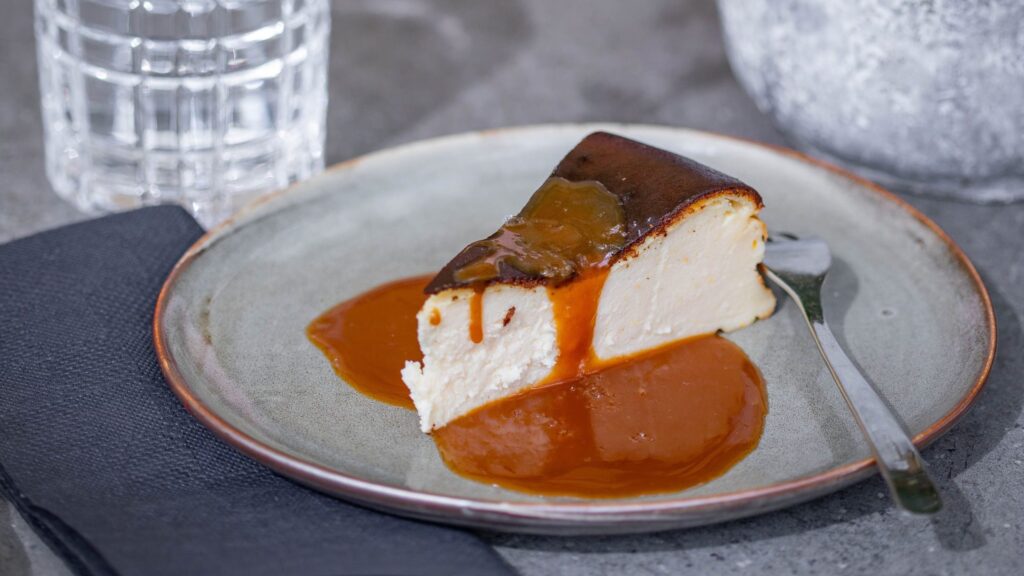 Tarta de requesón: el postre horneado que conquista a los amantes del queso