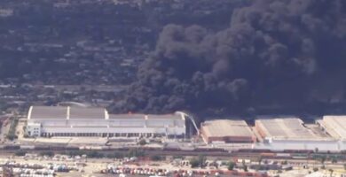 Fuego y fuga de amoníaco en Los Ángeles: miles confinados en Boyle Heights
