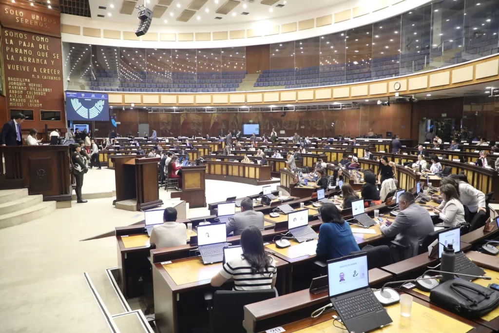 Rotura de ventanales obliga a evacuar el Pleno de la Asamblea e impide las sesiones presenciales: así quedó el hemiciclo