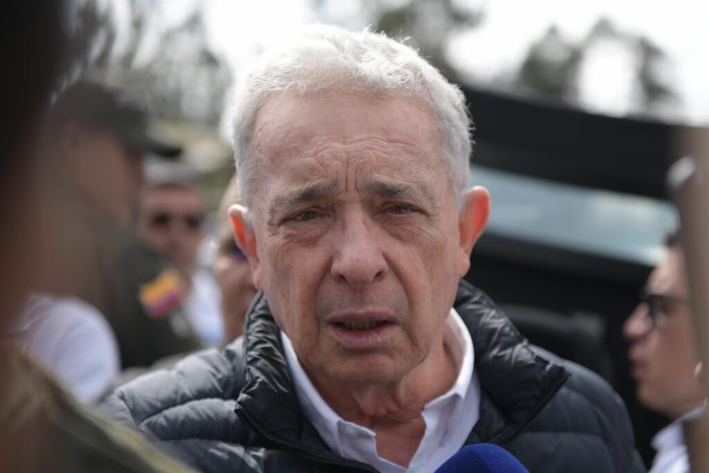Fiscalía cita a indagatoria a Álvaro Uribe por masacres paramilitares