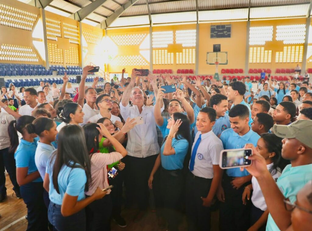 Abinader anuncia evaluación de becas desde quinto de bachillerato