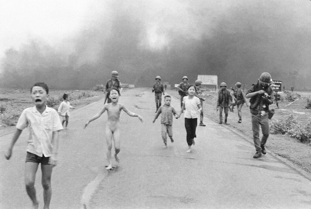 La foto que cambió una guerra: la niña del napalm y el fotógrafo que la salvó