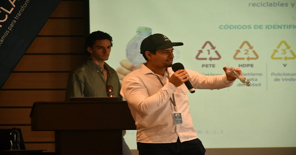 Unidad Educativa Bilingüe Delta, en Samborondón, participaron en una charla sobre reciclaje y educación ambiental
