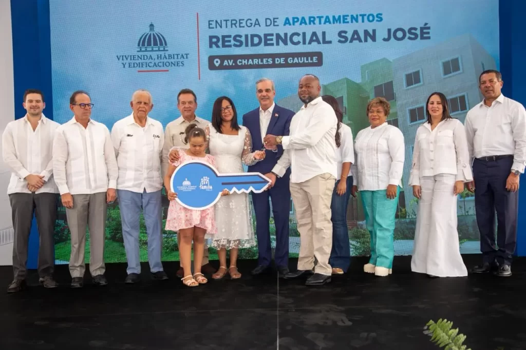 Abinader entrega 700 apartamentos del Plan Familia Feliz en la Urbanización San José, SDN