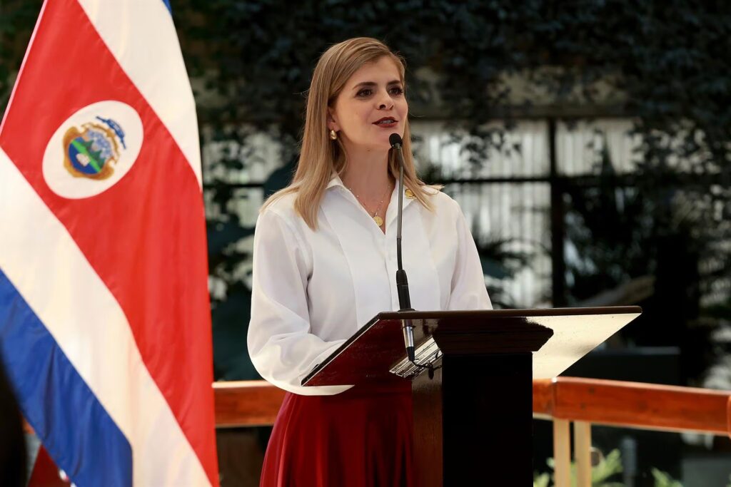 Evacúan a presidenta de Costa Rica tras presunta explosión en zona minera
