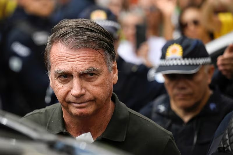 Pistola de Bolsonaro: Supremo autoriza interrogatorio policial