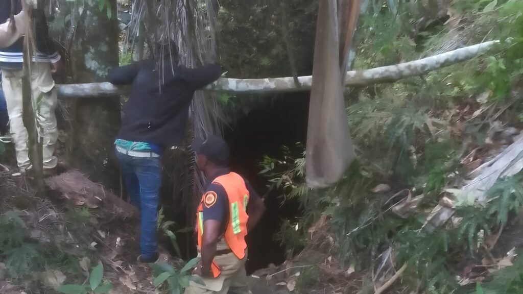 Rescatan con vida a joven que cayó en hoyo en Sabana Grande de Boyá