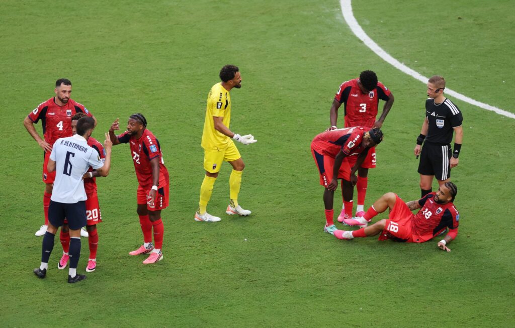 Viñas suelta a rival lesionado y genera polémica en el Uruguay vs. Cabo Verde