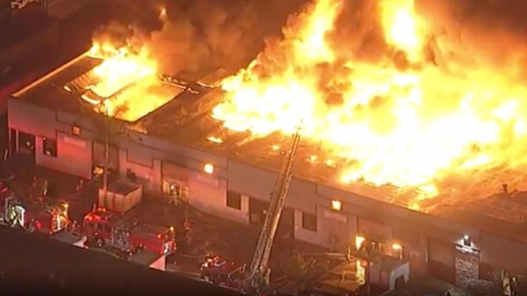 Declaran emergencia en Los Ángeles por incendio en depósito