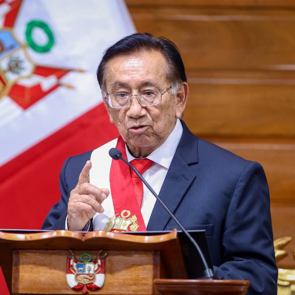 Presidente interino de Perú promete transparencia y entrega de poder en julio