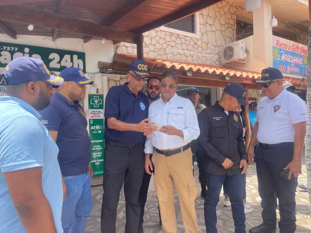Gestión del incendio en Bayahíbe pasa a turismo y migración tras cierre de emergencia del COE