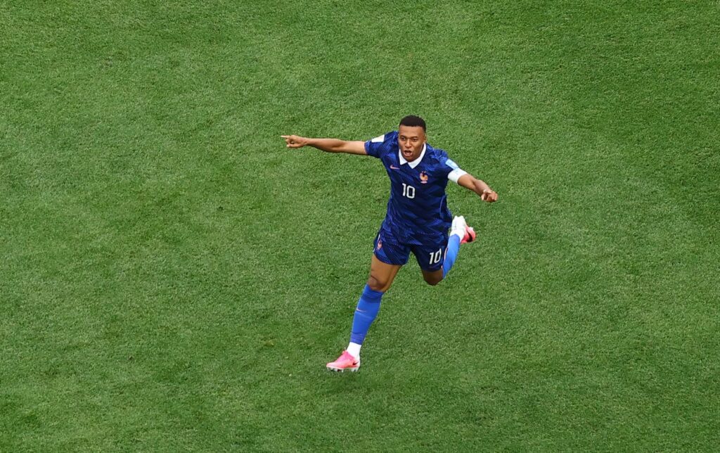 Mbappé brilla con doblete y Francia avanza pese a tormenta
