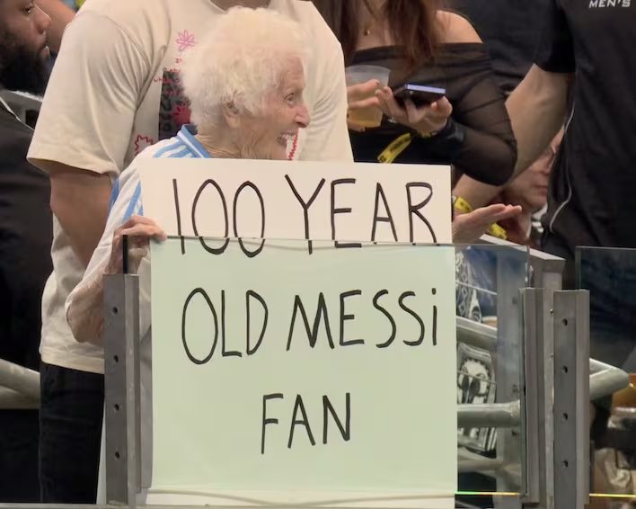 La fan de Messi de 100 años que robó miradas en el partido ante Austria