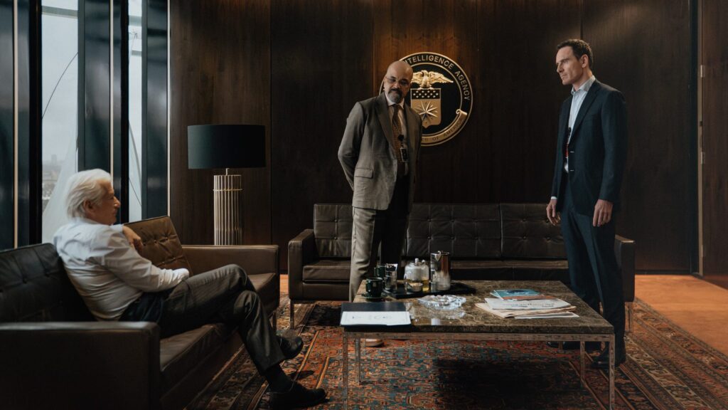 Thriller de espionaje con Richard Gere y Michael Fassbender que arrasa en TV