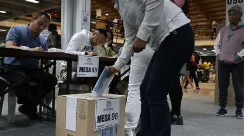 Colombia llega a segunda vuelta presidencial en medio de una campaña marcada por ataques y profunda división