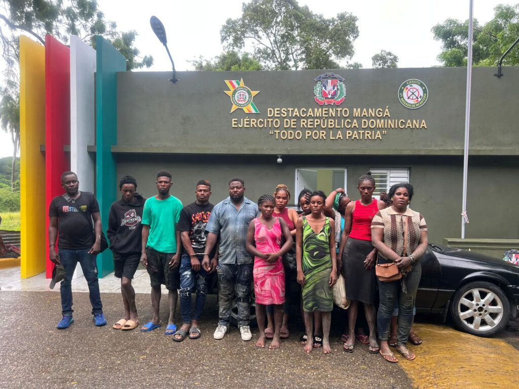Ejército intercepta vehículo con 14 haitianos en condición migratoria irregular en Montecristi