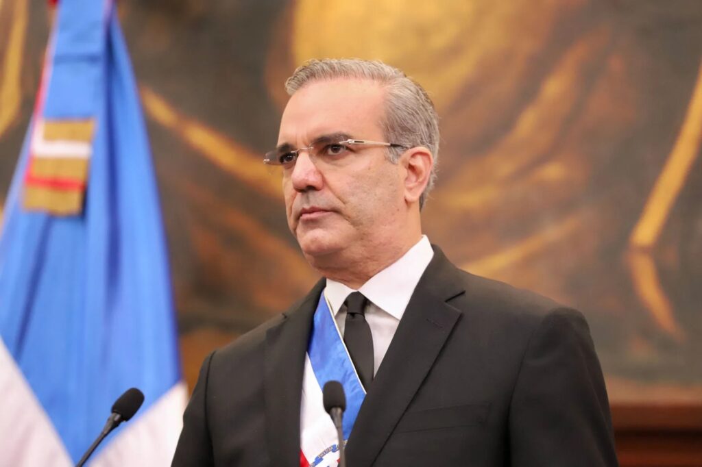 Abinader promulga ley procrecimiento económico
