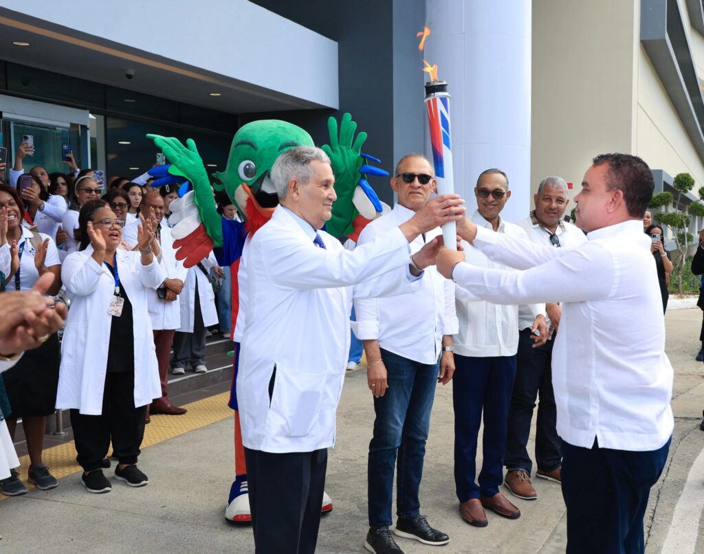 SNS recibe antorcha de Santo Domingo 2026 y garantiza asistencia médica gratuita