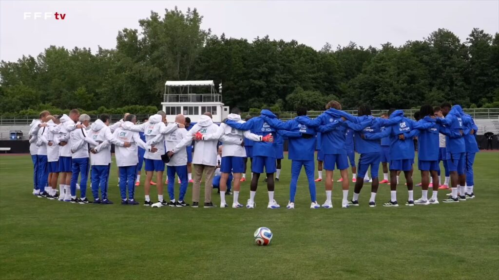 Selección de Francia honra a Didier Deschamps tras el fallecimiento de su madre