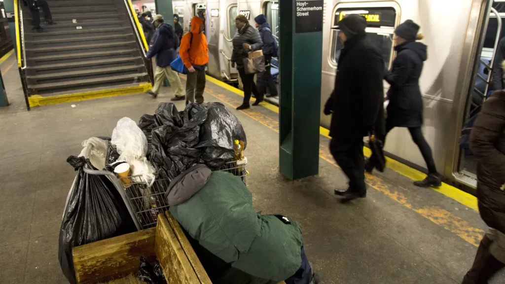 Personas sin hogar: giro federal inquieta a Nueva York